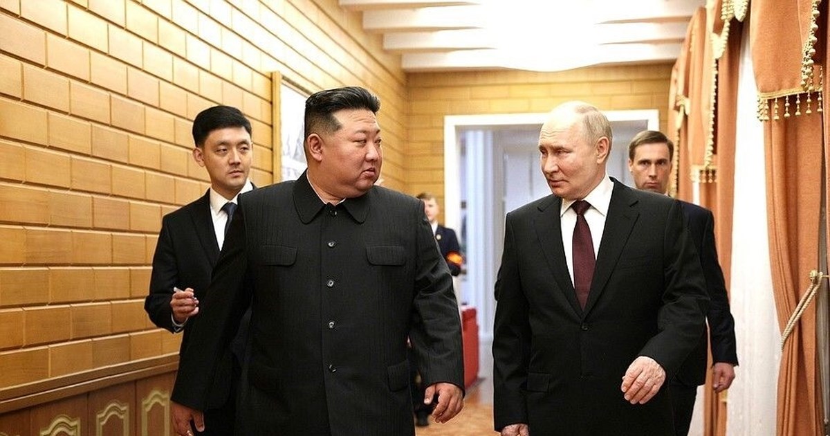 Εικόνα από το μέλλον: Σκύλος-ρομπότ επιτηρεί εργαζόμενους σε εργοστάσιο στη Σιγκαπούρη [βίντεο]