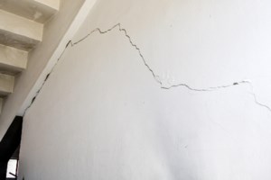 Καθηγητής Αντισεισμικών Κατασκευών για τις ρωγμές στην Κυψέλη: Έχει γίνει καθίζηση, είναι χειρότερο από σεισμό