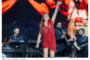 Εξαλλος ο Βαλάντης με τους μουσικούς του - Η στιγμή που φτύνει στη σκηνή, η... δικαιολογία και η συγγνώμη