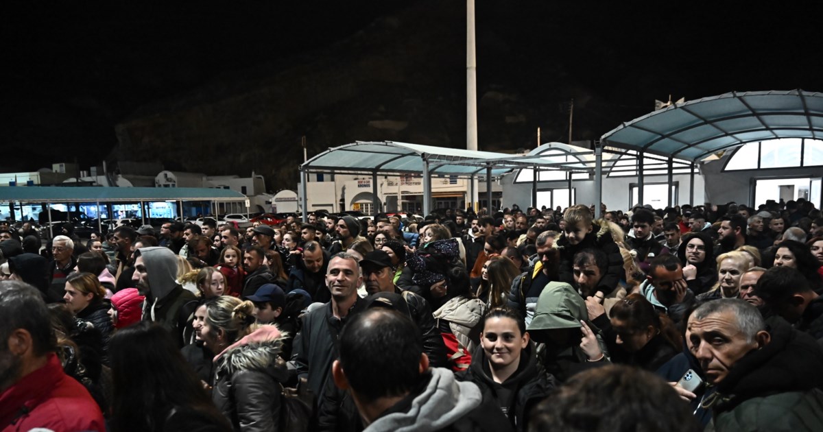 Σεισμοί στη Σαντορίνη: Μαζικές αφίξεις κατοίκων και τουριστών στον Πειραιά - "Κοιμόμασταν έξω, φοβηθήκαμε πολύ" [βίντεο]