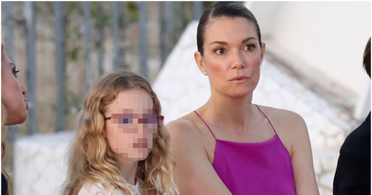 Βίκυ Καγιά: Με αισθησιακό κόκκινο slip dress στη Μύκονο - Το συνδύασε με απροσδόκητα φλατ παπούτσια - εικόνα 2