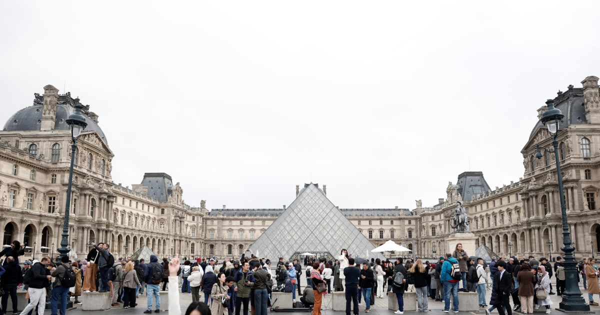 Το Παρίσι χορεύει σε ρυθμούς "All I want for Christmas is you" κάτω από το χιόνι [βίντεο]