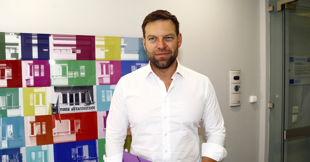 ΥΠΕΘΟΟ για "μαθητευόμενο μάγο"  Κασσελάκη: Η πρόωρη αποπληρωμή χρέους εξοικονομεί 800 εκατ. ευρώ ετησίως