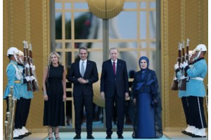 Reuters: Ο Μητσοτάκης δεν θα κρατήσει το δώρο του Ερντογάν στη Σύνοδο ΝΑΤΟ -Τι θα κάνει το περίστροφο που του χάρισε - εικόνα 3
