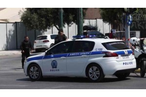 Βίντεο -ντοκουμέντο: Πάνοπλοι αστυνομικοί σπάνε την πόρτα σε κρυσφύγετο της επικίνδυνης σπείρας που ρήμαζε σπίτια - εικόνα 5