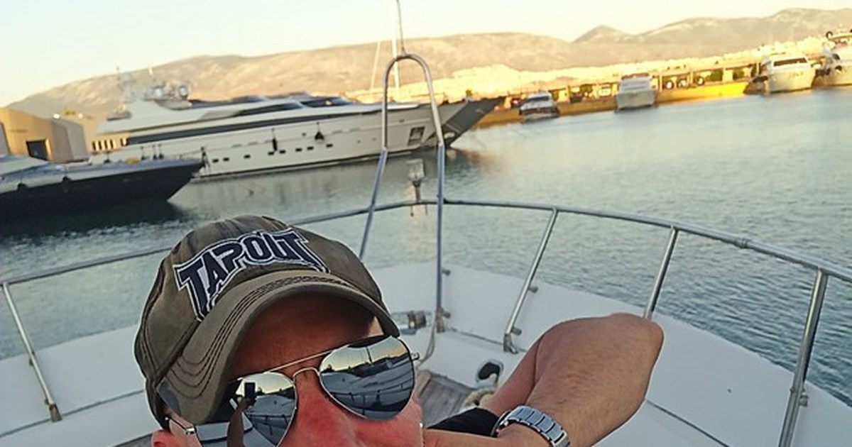 "Το χαμόγελό του… ο εφιάλτης σας": Οπαδός του Κασιδιάρη ο αστυνομικός που καταδικάστηκε για σωματεμπορία στην Ηλιούπολη