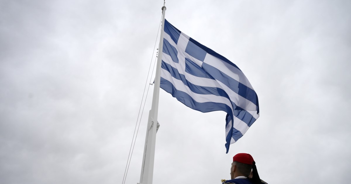 25η Μαρτίου: Συγκίνηση στην τελετή έπαρσης της σημαίας στον Ιερό Βράχο της Ακρόπολης [βίντεο]