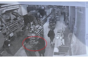 Αλιμος: Στο "κυνήγι" του άντρα που άρπαξε το μωρό από τη γιαγιά του στο σούπερ μάρκετ και το άφησε σε κάδο απορριμάτων