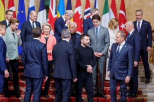 "Ο Ζελένσκι πρέπει να υποχωρήσει ή να αποχωρήσει", λένε οι ΗΠΑ - "Δεν θα είναι εύκολο να αντικατασταθώ", τους απαντά - εικόνα 2