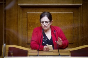 Κεράκια στον Περισσό: Η έκπληξη των στελεχών του ΚΚΕ στην Αλέκα Παπαρήγα για τα 80α γενέθλιά της