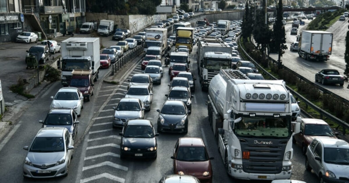 Αττική Οδός: Μεγάλες καθυστερήσεις από τροχαίο ατύχημα με τρία οχήματα στην Περιφερειακή Υμηττού - εικόνα 2