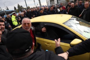 Ο άνθρωπος με το καπνογόνο στις πορείες των ταξί – "Η κιτρινιάρα είναι μέρος της ζωής μου