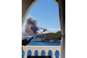 Τραγωδία με τη φωτιά στη Σαλαμίνα: Δύο νεκροί και εννέα με εγκαύματα - Καίγονται σπίτια, σπεύδουν σκάφη για εκκένωση διά θαλάσσης - εικόνα 2