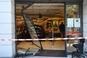 Πάτρα: Αυτοκίνητο έπεσε σε τζαμαρία σούπερ μάρκετ στο Ρίο - εικόνα 3