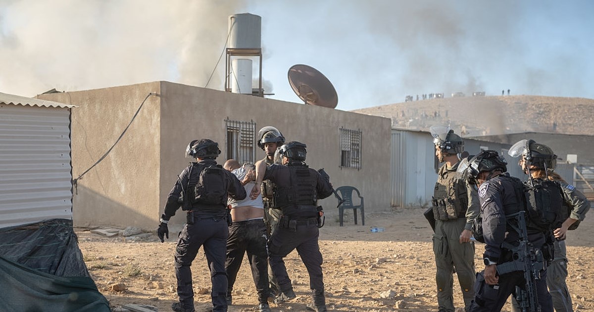 Ακροδεξιός υπουργός του Ισραήλ ποζάρει μπροστά σε αλυσοδεμένους Παλαιστίνιους και ζητά θανατική ποινή