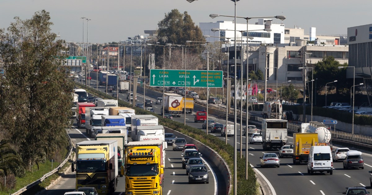Καραμπόλα στην εθνική οδό: Κυκλοφοριακά προβλήματα και ουρές χιλιομέτρων στην Αθηνών-Κορίνθου [βίντεο]