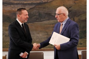 Στουρνάρας στο Bloomberg: Ανθεκτική η Ευρωζώνη, ισορροπημένοι οι κίνδυνοι για ανάπτυξη και πληθωρισμό - εικόνα 2