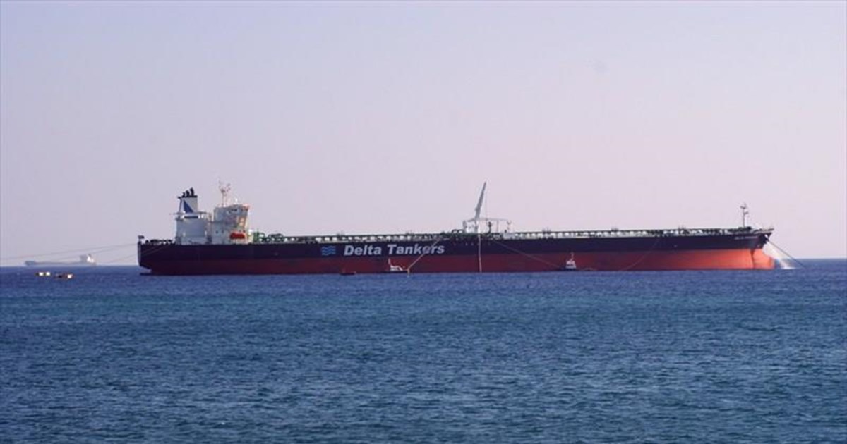 Στις φλόγες ολλανδικό πλοίο μετά την επίθεση που δέχτηκε κοντά στο Άντεν - Δύο ναυτικοί τραυματίστηκαν