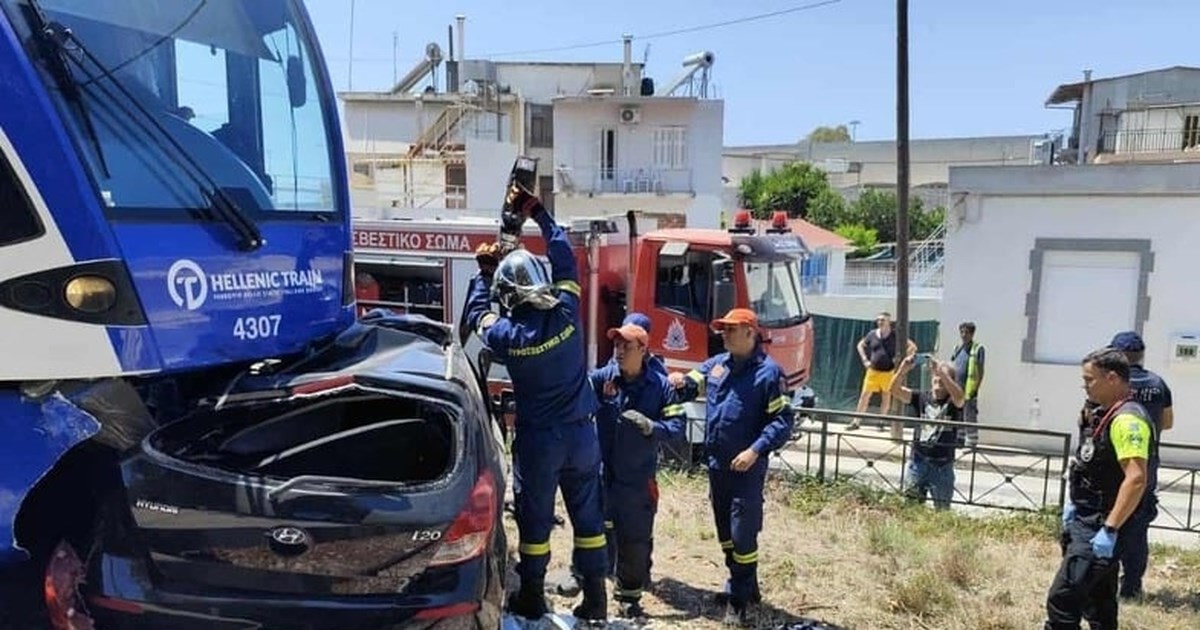 Πάτρα: Η τρομακτική στιγμή της σύγκρουσης του ΙΧ με τον Προαστιακό - Τραυματίστηκε ο οδηγός [βίντεο] - εικόνα 3