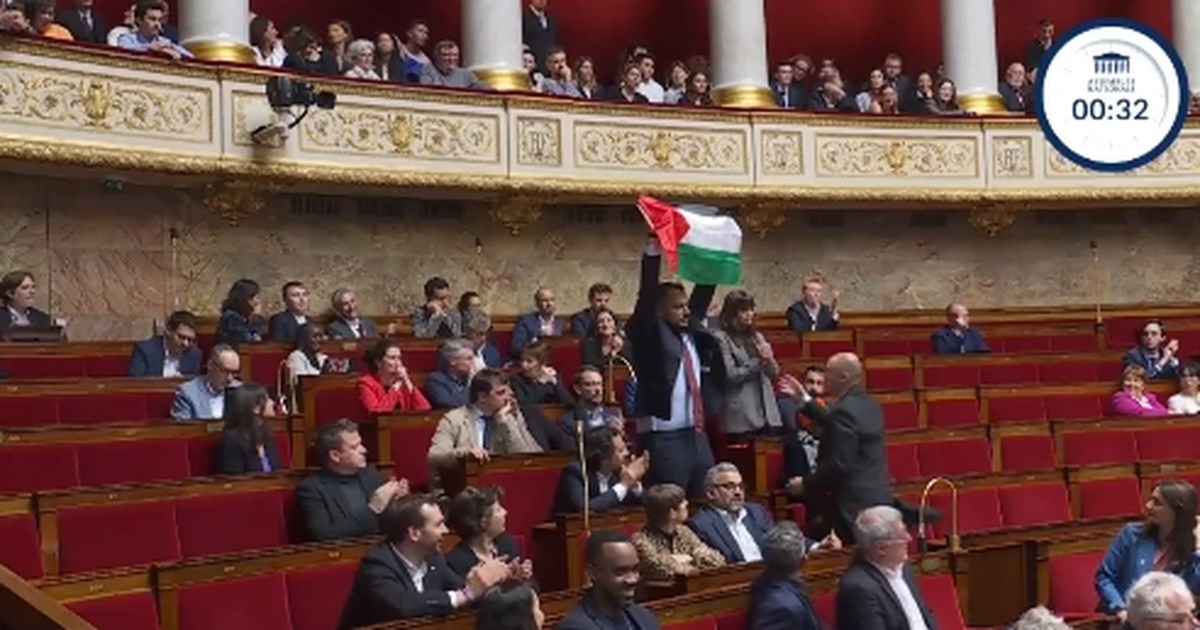 Γαλλία: Βουλευτές εμφανίστηκαν στο κοινοβούλιο ντυμένοι με τα χρώματα της παλαιστινιακής σημαίας [βίντεο]