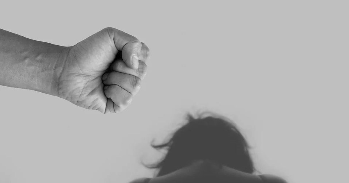 Σοκ στη Θεσσαλονίκη: 70χρονος κατηγορείται ότι γρονθοκόπησε την 30χρονη σύζυγό του και χτύπησε την οκτάχρονη κόρη του