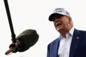 Κυβέρνηση Τραμπ: Εξετάζει την κατάργηση κονδυλίων σε νοσοκομεία που προσφέρουν φροντίδα για αλλαγές φύλου