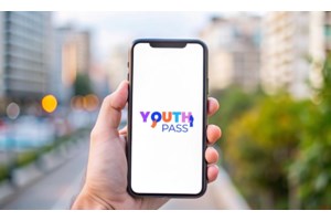 Αυξήθηκαν οι αιτήσεις για το Youth Pass: Δικαιούχοι περισσότεροι από 154.000 νέοι 18 και 19 ετών