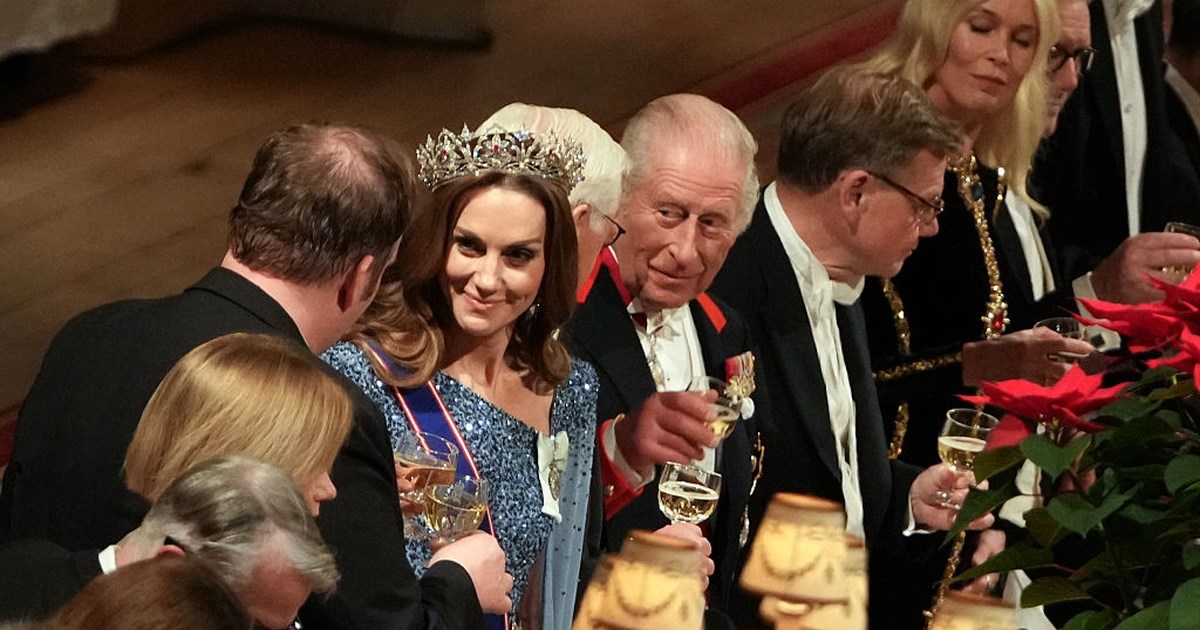 Σάλος στη Βρετανία: Ακτιβιστές πέταξαν κρέμα και... μηλόπιτα στο Αυτοκρατορικό Στέμμα του Κράτους [βίντεο]