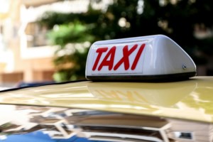 Πώς ο 45χρονος ταξιτζής λήστευε ηλικιωμένες και τους έπαιρνε το PΙΝ της τραπεζικής τους κάρτας