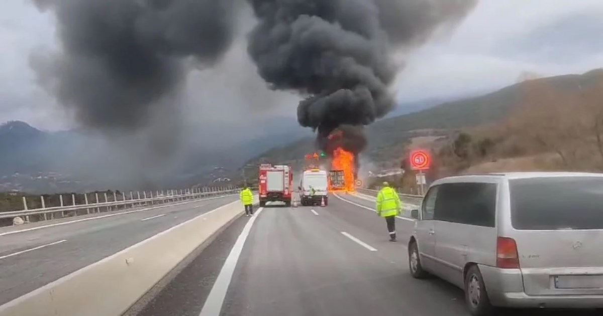 Φωτιά στο Πνευματικό κέντρο Μοσχάτου Αττικής