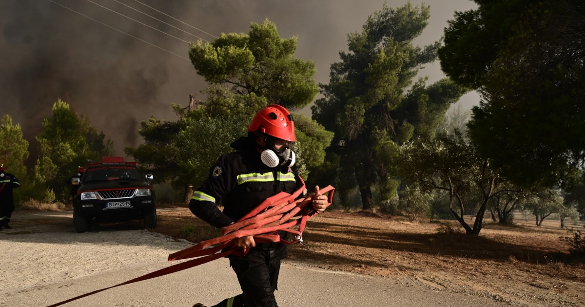 Φωτιές σε Φούρνους Ικαρίας, Πτολεμαΐδα και Ηράκλειο Κρήτης: Μήνυμα "112" για απομάκρυνση από το Καμάρι - εικόνα 2