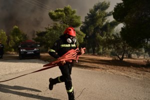 Φωτιά τώρα στο Πέραμα: Ρίψεις νερού από ελικόπτερο - Πυρκαγιά σε οικόπεδο στην Αρτέμιδα