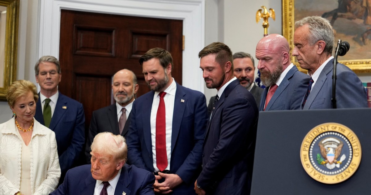 Ο Τραμπ απειλεί πάλι την ΕΕ: Θα βρεθεί αντιμέτωπη με δασμούς 35% αν δεν τηρήσει την συμφωνία για επενδύσεις 600 δισ.