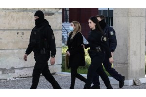 Μαυροφορεμένη η Πισπιρίγκου στη δίκη για Μαλένα και Ίριδα: Είμαι αθώα, δεν σκότωσα κανένα από τα παιδιά μου - Με λένε σκύλα