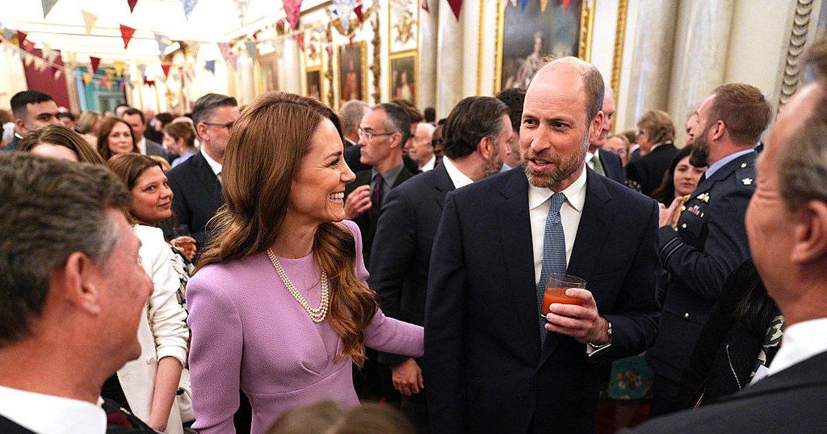 Με μεταποιημένο φόρεμα η Κέιτ Μίντλετον στη δεξίωση στο Μπάκιγχαμ - Σύσσωμη η οικογένεια για την επέτειο γέννησης της Ελισάβετ