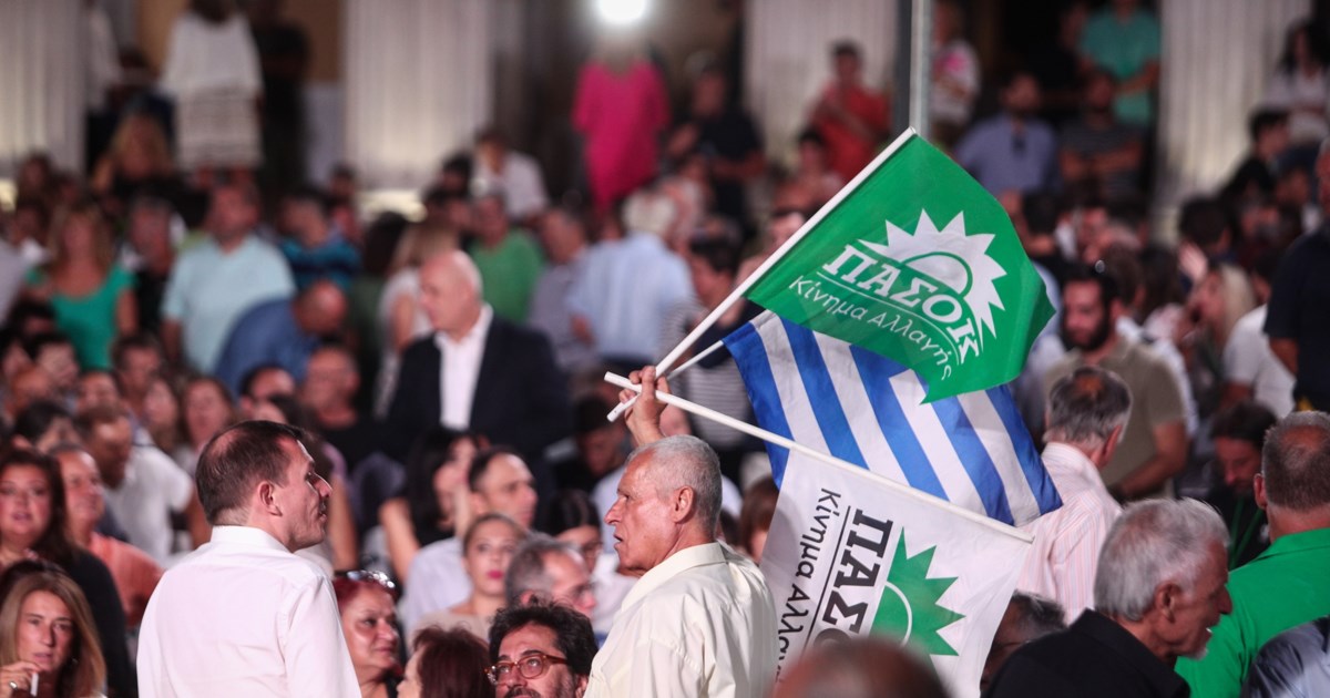 Τρίκαλα: Έκοψαν τούρτα για τα 50 χρόνια του ΠΑΣΟΚ και τη μοίρασαν στους περαστικούς [εικόνες] - εικόνα 3