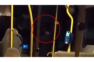 Ο ΟΑΣΑ απομάκρυνε τον οδηγό μετά την καταγγελία ότι έδωσε σε ανήλικο να οδηγήσει το λεωφορείο