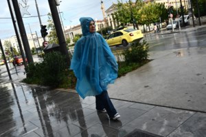 Η κακοκαιρία Byron "χτυπά" την Αττική: Καταιγίδες, αστραπές και κυκλοφοριακά προβλήματα στο Λεκανοπέδιο - εικόνα 3