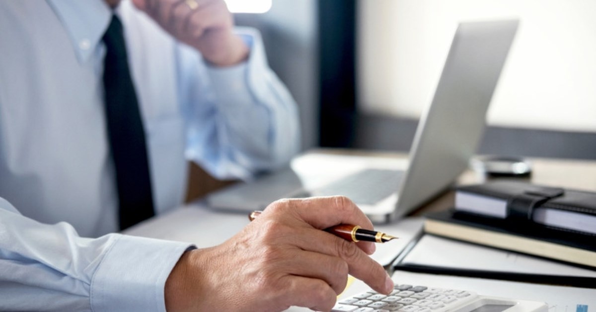 Μείωση εισφορών, κατάργηση τέλους επιτηδεύματος, αυξήσεις στο Δημόσιο - Όλα τα μέτρα που φέρνει το 2025