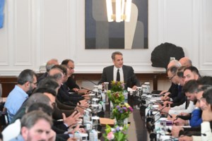 Μαρινάκης κατά Βενιζέλου: Οξύμωρο ο εμπνευστής του "αμελητί" να μας κατηγορεί για συνταγματικό λαϊκισμό