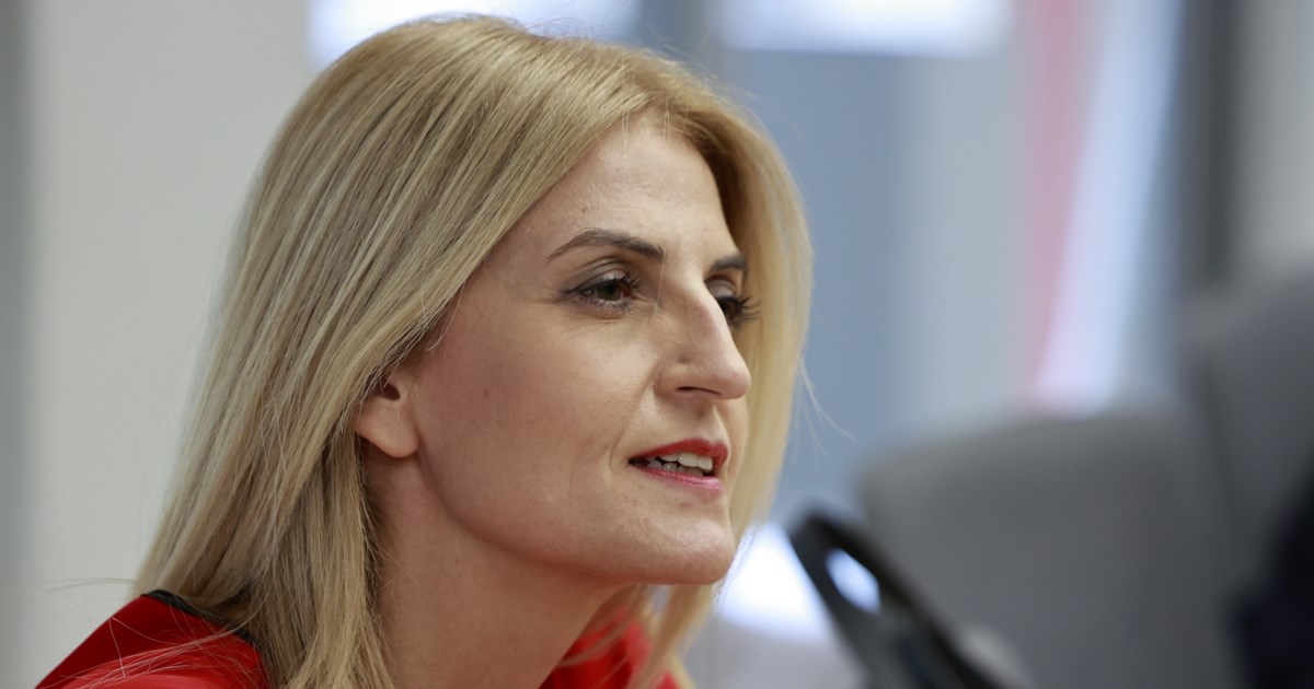 Η... επική συνέντευξη της Δώρας Αυγέρη "Στο Κόκκινο": Πώς αντέχεις να είσαι τόσο μαχήτρια; Μια εξαιρετική πολιτικός