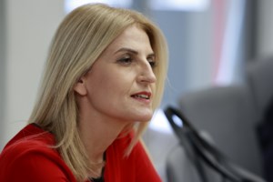 Η... επική συνέντευξη της Δώρας Αυγέρη "Στο Κόκκινο": Πώς αντέχεις να είσαι τόσο μαχήτρια; Μια εξαιρετική πολιτικός