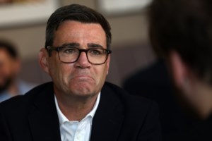"Το χειρίστηκα όπως έπρεπε": Ο Μπέρναμ παραδέχθηκε ότι έπεσε θύμα φάρσας - Γυναίκα παρίστανε την προσωπάρχη του Λευκού Οίκου