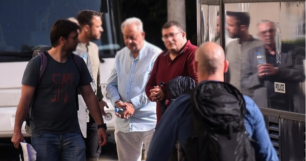 "Θα σου φέρω 3.500 να έχουμε έναν αέρα": Οι διάλογοι που "καίνε" την αρχηγό και το κύκλωμα μίζας στα κτηματολογικά γραφεία