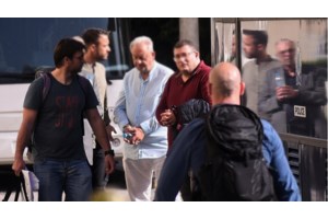 "Θα σου φέρω 3.500 να έχουμε έναν αέρα": Οι διάλογοι που "καίνε" την αρχηγό και το κύκλωμα μίζας στα κτηματολογικά γραφεία