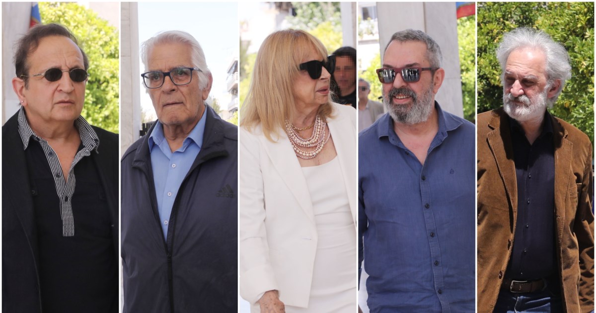 Νόνικα Γαληνέα: Συντετριμμένες οι κόρες της ηθοποιού στην κηδεία- Κρατούσαν η μία την άλλη, πίσω από το φέρετρο [εικόνες] - εικόνα 10