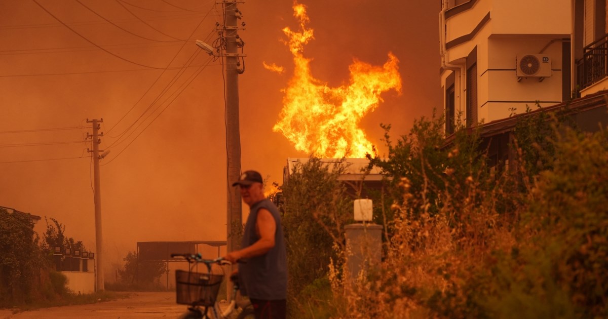 Σμύρνη: Μαίνονται οι πυρκαγιές σε Σεφεριχισάρ και Μεντέρες - Μεγάλες εκκενώσεις οικισμών, 50.000 άνθρωποι απομακρύνθηκαν - εικόνα 3
