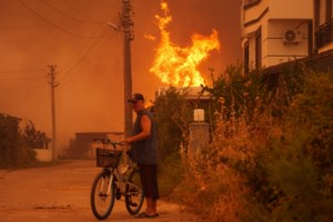 Σμύρνη: Μαίνονται οι πυρκαγιές σε Σεφεριχισάρ και Μεντέρες - Μεγάλες εκκενώσεις οικισμών, 50.000 άνθρωποι απομακρύνθηκαν - εικόνα 3