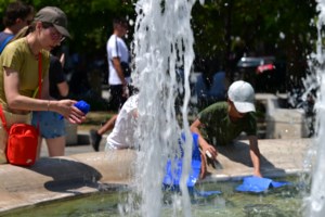 Καμπανάκι για τον καύσωνα: Τι συστήνουν οι ειδικοί και ποια τα συμπτώματα θερμοπληξίας που απαιτούν προσοχή