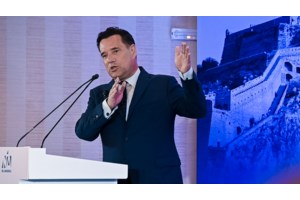 Άδωνις Γεωργιάδης: Δεν είμαι εγώ ο άνδρας που απεικονίζεται με μία γυναίκα σε προσωπική στιγμή, μάλλον είναι AI